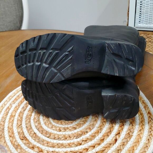 UGG Greenfield Black ZIP/ metal Ugg logo EUC SZ 9, PRISTINE - Picture 6 of 10